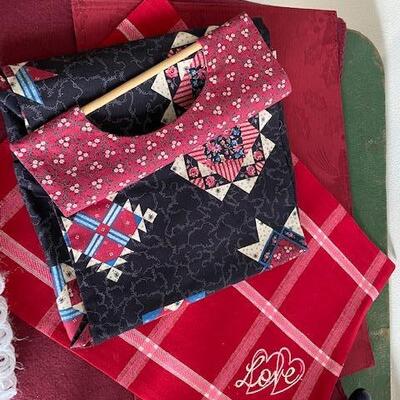 Lot 526 - linens and casserole carrier