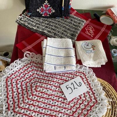 Lot 526 - linens and casserole carrier