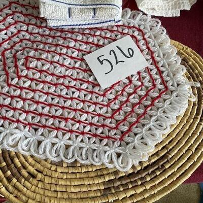Lot 526 - linens and casserole carrier