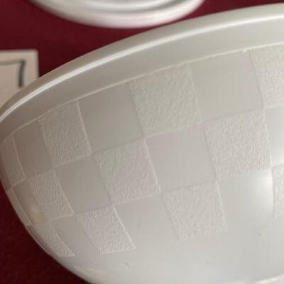 Lot 527 - Pampered chef bowl and larger lid