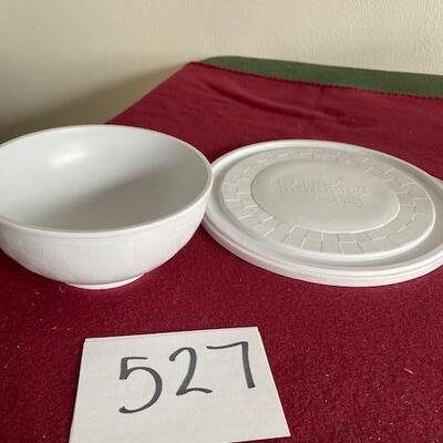 Lot 527 - Pampered chef bowl and larger lid