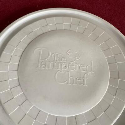 Lot 527 - Pampered chef bowl and larger lid