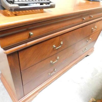 Mahogany 2 over 6 Stretch Dresser with Mirror by Collezione Europa Hickory 66