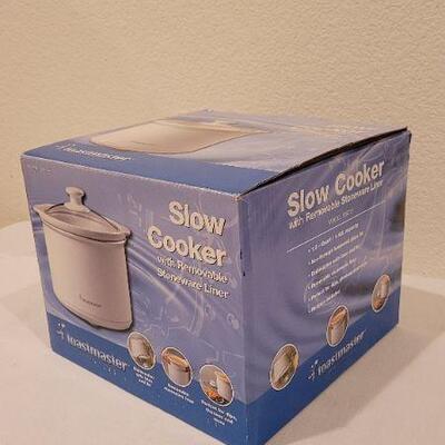 Lot 73: NEW Slow Cooker 1.5 Quart