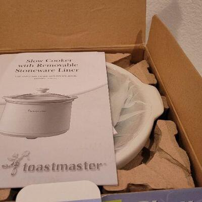 Lot 73: NEW Slow Cooker 1.5 Quart