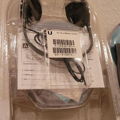 Lot 88: Vintage NEW Sony Bundle - CD Walkman and Car Connection Kit