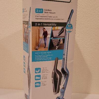 Lot 92: NEW Black and Decker 2 in 1 Cordless Vacuum