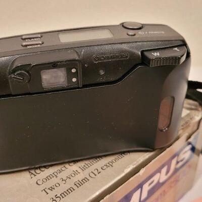 Lot 95: Vintage OLYMPUS Super Zoom 3500 35mm Camera
