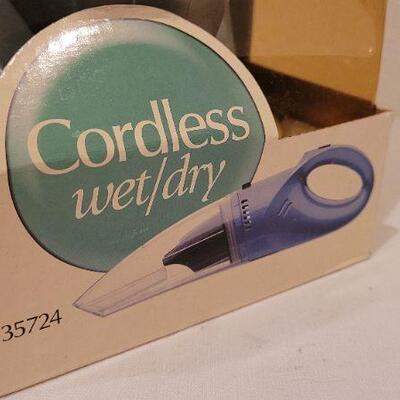 Lot 98: New 7.2 Volt Cordless Wet or Dry Handheld Vacuum