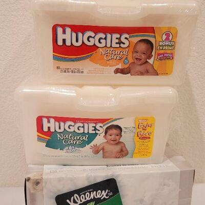 Lot 118: New HUGGIES Natural Care Wipes x 2 and KLEENEX