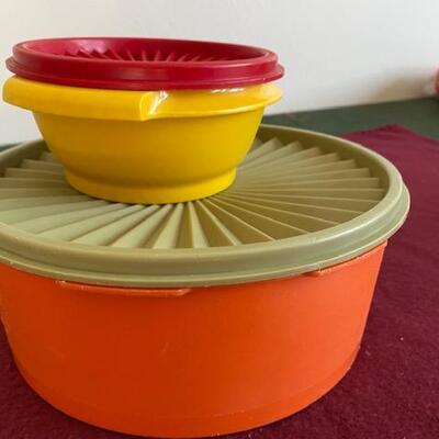 Lot 588 - tupperware bowls