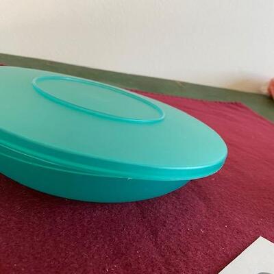 Lot 590 - Tupperware bowls