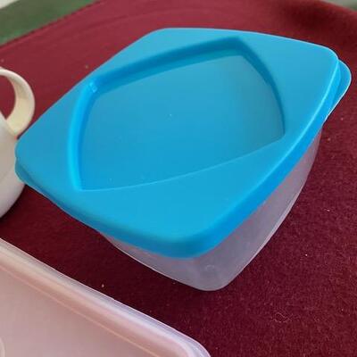 Lot 593 - tupperware containers