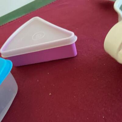 Lot 593 - tupperware containers