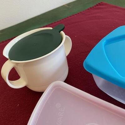 Lot 593 - tupperware containers