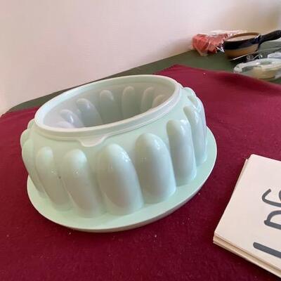 Lot 605 - Tupperware Jello Mold