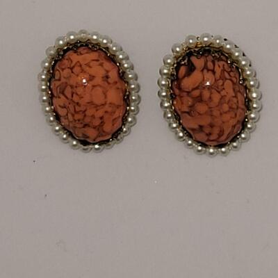 Lot JMO10: Beautiful Brooch and clip-on earrings set made in Germany 