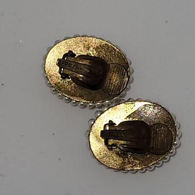 Lot JMO10: Beautiful Brooch and clip-on earrings set made in Germany 