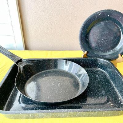 LOT 110  GRANITEWARE BAKING PAN SKILLET & 4 PLATES
