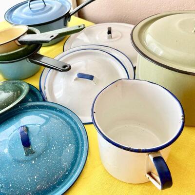 LOT 111  GROUP OF VINTAGE COLORFUL ENAMEL WARE COOKING POTS & LIDS 