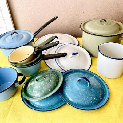 LOT 111  GROUP OF VINTAGE COLORFUL ENAMEL WARE COOKING POTS & LIDS 