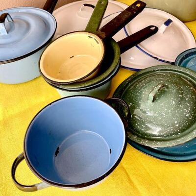 LOT 111  GROUP OF VINTAGE COLORFUL ENAMEL WARE COOKING POTS & LIDS 