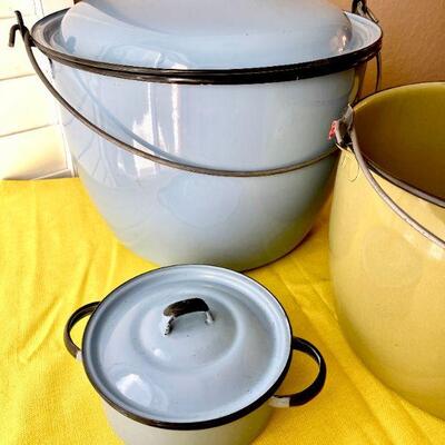 LOT 113  VINTAGE ENAMELWARE STOCK POTS 