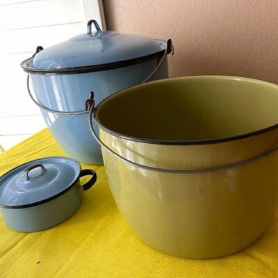 LOT 113  VINTAGE ENAMELWARE STOCK POTS 