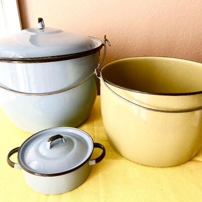 LOT 113  VINTAGE ENAMELWARE STOCK POTS 