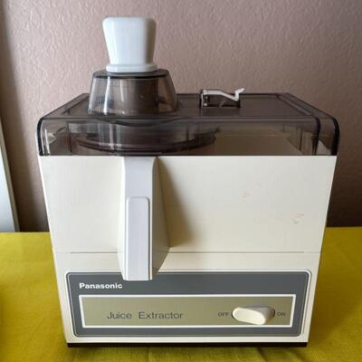 LOT 116 GROUP OF 3 VINTAGE KITCHEN SMALL APPLIANCES 