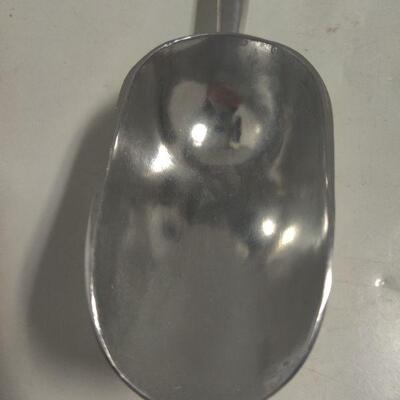 Metal ice scooper