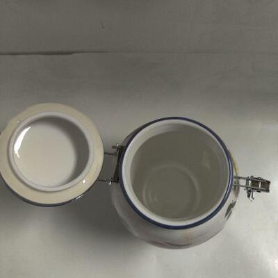 Sugar container with locking lid