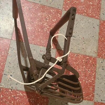 Lot 805: Primitive Tool Cast Iron Berry Picker