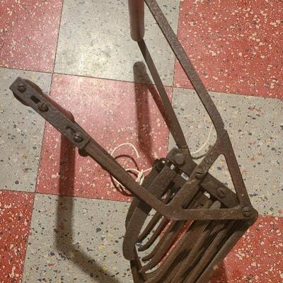 Lot 805: Primitive Tool Cast Iron Berry Picker