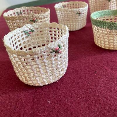 Lot 641 - 6 little crocheted baskets
