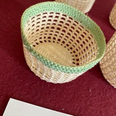 Lot 641 - 6 little crocheted baskets