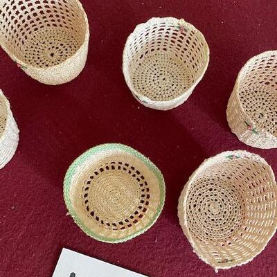 Lot 641 - 6 little crocheted baskets
