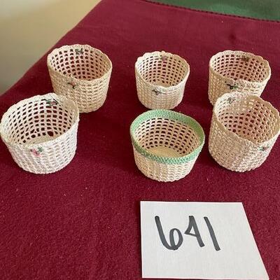 Lot 641 - 6 little crocheted baskets