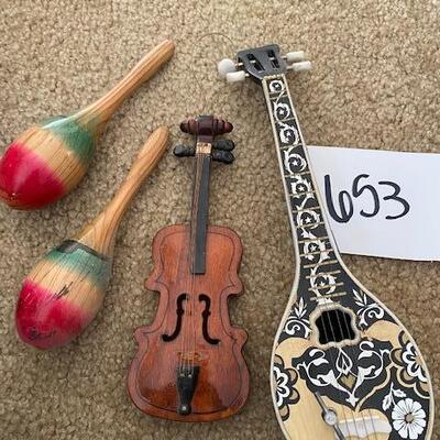 Lot 653 - Musical instruments
