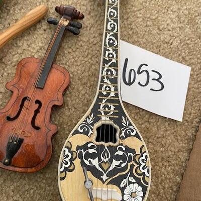 Lot 653 - Musical instruments