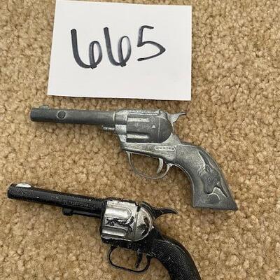 Lot 665 - Vintage toy Pistols