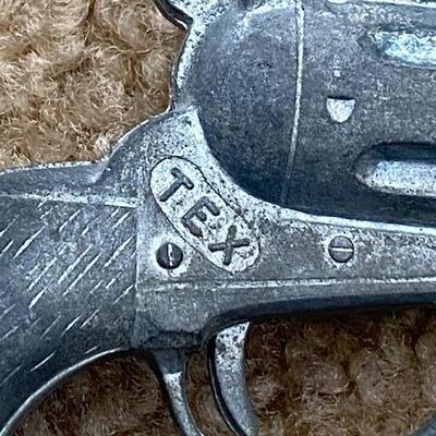 Lot 665 - Vintage toy Pistols