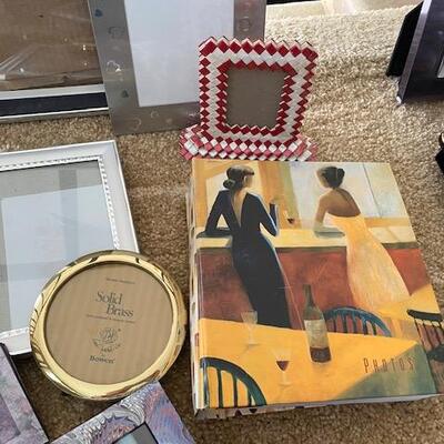 Lot 668 - Frames