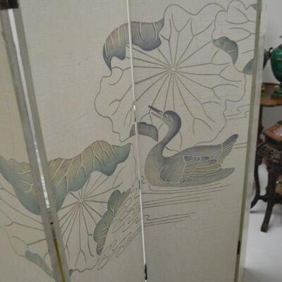 LOT 478 CARVED WOOD FOLDING 4 PANEL ROOM DIVIDER WITH MATCHING TABLE WITH GLASS TOP