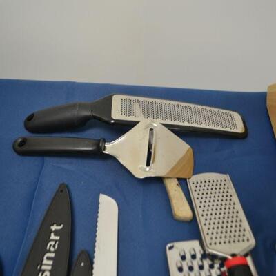 LOT 483 CUISINART KNIVES AND KITCHEN GEAR