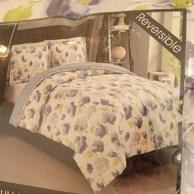 Lot 170: New Full/Queen 3 pc. REVERSIBLE Comforter Set 