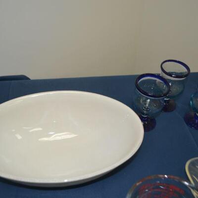 LOT 401 KITCHEN ITEMS AND SERVING PIECES