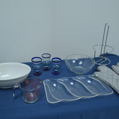 LOT 401 KITCHEN ITEMS AND SERVING PIECES