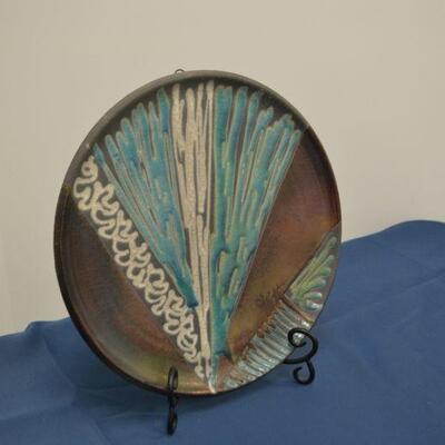 LOT 492 HAND PAINTED DECORATIVE PLATE AND STAND