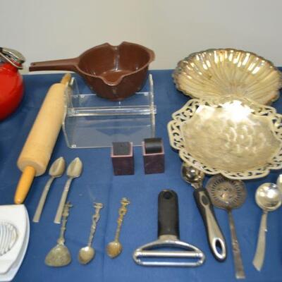 LOT 405 KITCHEN AND DECOR ITEMS